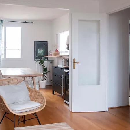Spacious Apt With View On The Eiffel Tower